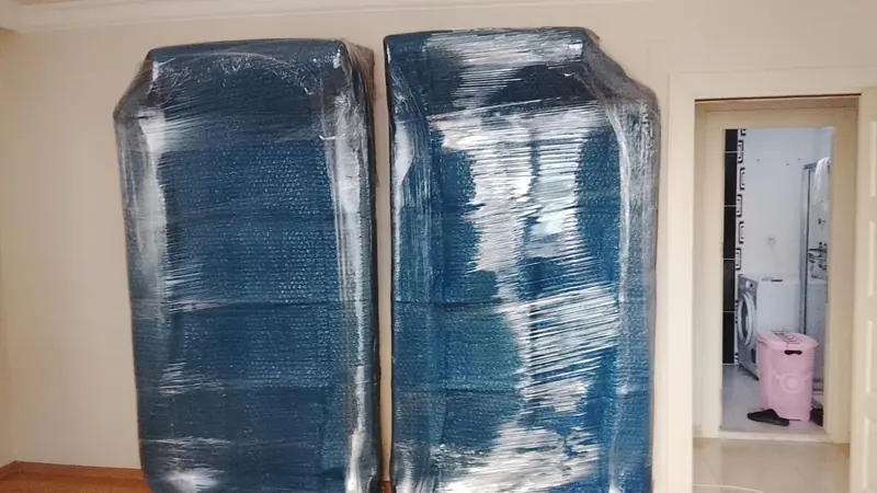 Gardıroplar balonlu naylon ve streçle ambalajlandı